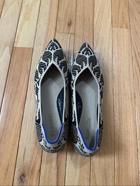 🌸Rothy's Pointed Knit Ballet Flats - Black & Cream with Blue Trim